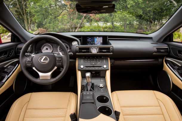 לקסוס RCF ספורט. תא נהג וסביבת נוסעים לקסוסית אופיינית. עיצוב "לופטי" מינימאליסטי ונקי. הביצוע מרשים מאד. צילום: לקסוס