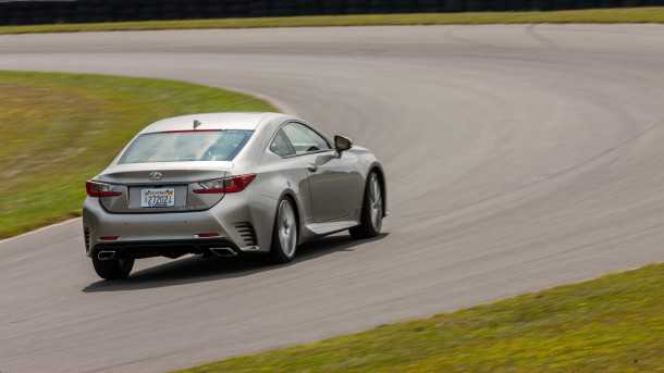לקסוס RCF ספורט. קרוב ל-500 כוחות סוס שיורדים לאספלט דרך הנעה אחורית בלבד. משימה לא פשוטה לרסן את כל הטוב הזה. צילום: לקסוס