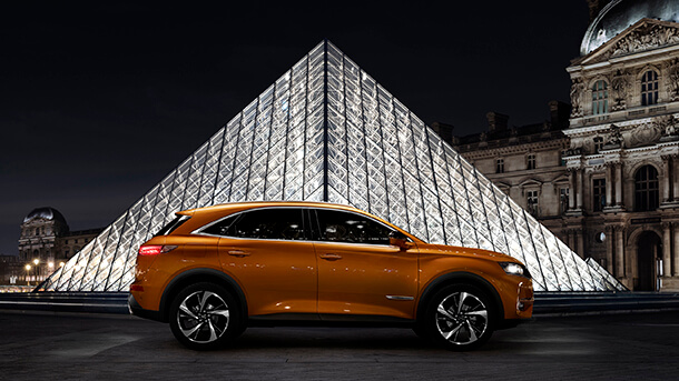 מבחן דרכים DS7 CROSSBACK. וזה הנרטיב ש-DS רוצה לדבר עליו, מעולמות היוקרה והתרבות הצרפתיים - ואם אתם לא מזהים את הפירמידה הנ"ל כנראה שאתם לא לקוח פוטנציאלי. צילום: DS