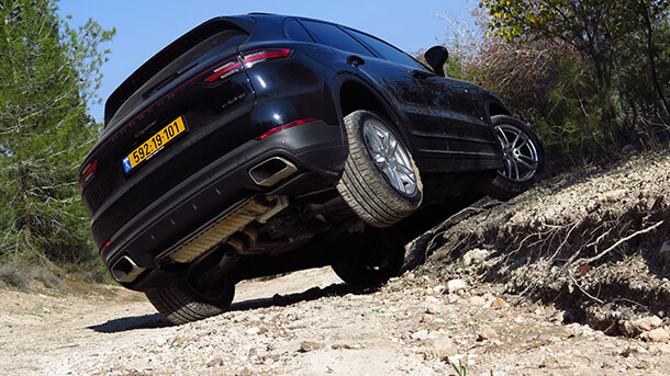 מבחן דרכים פורשה קאיין PHEV - 750 אלפי שקלים, איכות עילית וביצועים מרשימים. יש גם יכול בשטח למי שזה חשוב. צילום: רוני נאק