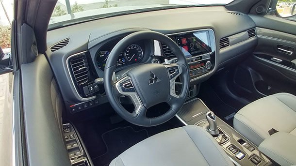 מיצובישי אאוטלנדר PHEV. אין שום דבר מהותית שונה בתפעול ובנהיגה מכל אאוטלנדר רגיל. למעט פונקציית בלימת העזר שמנצלת את התנע לטעון מצברים. צילום: שטח
