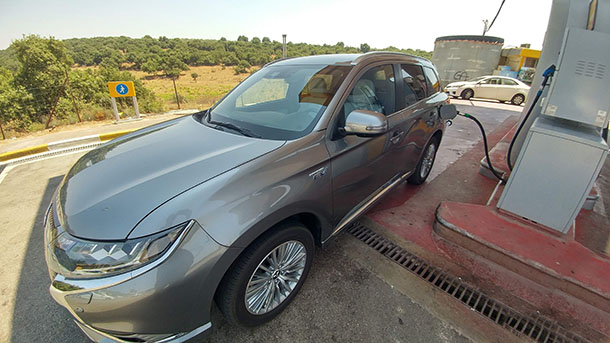 מכונית היברידית כמו מיצובישי אאוטלנדר PHEV יכולה לנסוע כ-600 קילומטרים על מיכל דלק אחד. צילום: שטח