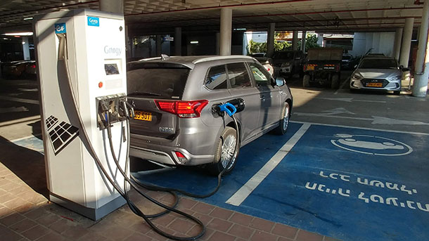 טעינה שניה בעמדה של 50KW. שוב 27 דקות. וכן. ארטיק שני וקצת השלמות בסופר. צילום: שטח