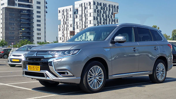 מיצובישי אאוטלנדר PHEV - הוא רק נראה כמו אאוטלנדר שאתם מכירים - אבל מתחת, חללית. צילום: שטח