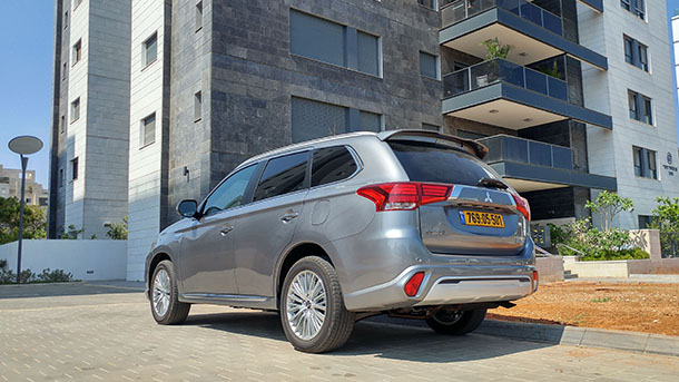 מיצובישי אאוטלנדר PHEV - עם הנעה כפולה ואיבזור נוחות מפנק יש כאן בשורה אמיתית. צילום: שטח