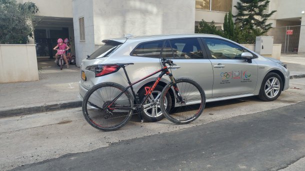 טויוטה קורולה סטיישן ליד אופניים