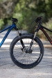 מה עדיף בשטח? גלגלי 29 גדולים או גלגלי 27.5 אופנתיים? שני אופניים זהים של מרידה - אדום עם 27.5, כחול עם 29 אינטש. צילום: תומר פדר