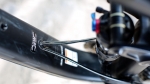 מבחן אופניים Trek Fuel EX 8 2017. השלדה החדשה מאפשר כמה דריכם לנתב דרכה את הכבלים. חכם. צילום: תומר פדר