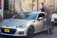 סובארו BRZ, אורי גוטליב במפגש של חשקים, נהיגה, זוגיות וסביצ\'ה. תובנות על מנועי בוקסר דרך מגדש הטורבו של אלפא רומאו. צילום: פז בר