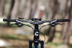 מבחן אופניים cannondale trigger 4. קוקפיט מרווח ומסודר נקי - הכידון הרחב בדיוק ברוחב הנכון עבורי - איבזור היקפי ממותג קנונדייל. צילום: תומר פדר