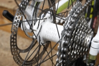 אופני הרים במבחן שטח. נאבות וחישוקי גלגלים של סאן-רינגל מעולים, קסטה אחורית שימאנו SLX. צילום: פז בר