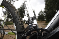אופני הרים במבחן שטח. הקיוב 130 AMS מגלה עקב אכילס בקיט האביזרים שנבחן - מעביר קדמי שימאנו SLX שלא מבריק. צילום: פז בר