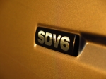 מבחן רכב לנד רובר דיסקברי 4 SDV. תגיות חדשות - כמו זו - מבחינות את מתיחת הפנים ביחס למהדורה הקודמת. צילום: רוני נאק