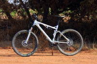 מבחן אופניים Ghost ASX4900. אופני כניסה עם שיכוך מלא. מרחוק קשה לראות שמדובר באופניים בסיסים עם רמת הרכיבים המיניאלית הדרושה לרכיבת שטח אמיתית. צילום: רמי גלבוע