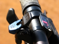 מבחן אופניים Ghost ASX4900. הקוקפיט נקי ומסודר על כידון של גוסט עם רייז נוח. בצילום כפתור נעילת המזלג והשיפטרים עם החיווי של שימאנו. צילום: רוני נאק