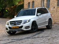 מבחן רכב מרצדס GLK. בסמטאות של ראש פינה העתיקה GLK מחפש אחר מקום טעים לאכול צהריים. תמורה משופרת לאחד הכלים הנעימים של סגמנט הפנאי פרימיום. צילום: רוני נאק