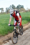 מבחן אופניים GT Avalanche 4.0. מעצורי V-ברייק לא פגשנו מזמן. עוצמת הבלימה טובה מספיק לתעלולים כאלו אבל תזמון נעילת הגלגל תלוי בגמישות הכבלים וכמות הליכלוך שעל החישוק. צילום: פז בר