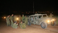 נהיגה מבצעית בהאמרים. לא עוצרים בלילה, ביום או בכלל. טורפים את השטח ואת כל המכשולים שבדרך. צילום: רמי גלבוע