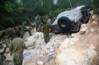 נהיגה מבצעית בהאמרים. לא עוצרים בלילה, ביום או בכלל. טורפים את השטח ואת כל המכשולים שבדרך. צילום: רמי גלבוע