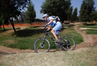 אופני הרים במבחן שטח. ק.ט.מ. לייקן משלבות מהירות ויכות ספיגה של מתלי FOX מעולים צילום: פז בר