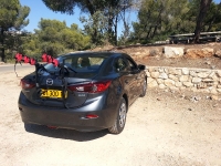בייקמוביל מאזדה 3 החדשה. מוכנה לנשיאת אופני הרים, או כביש או לא משנה - לא לשכוח מספר ריושי נוסף. צילום: רוני נאק