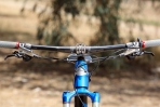 מבחן אופניים Niner RIP9RDO. קוקפיט מרווח ומסודר יפה. כידון רחב מאד 780 מ"מ מעניק מנוף מצויין לשליטה והוא גמיש מספיק כדי לתרום עוד קצת לנוחות הרכיבה שמרשימה גם כך.  צילום: תומר פדר