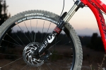 מבחן אופניים Norco Sight Alloy. אחד המופעים המוצלים יותר של מזלג פוקס 32 בזכות כיול מעולה. מעצורי ד'אור בסיסיים למדי. צילום: תומר פדר