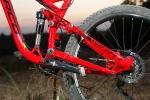 מבחן אופניים Norco Sight Alloy. תצורת מתלה לא שגרתית גורמת לו להיפתח תחת כוח דיווש חזק בדומה לתופעה המוכרת מאופנועי שטח - תורם לאחיזה. צילום: תומר פדר