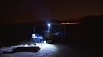 לילה בחוף ים המלח עם לנד רובר דיפנדר ושועל סקרן. צילום: אורי בן דוד