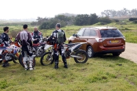 מבחן רכב מיצובישי אאוטלנדר 2013. שבעה מושבים, שבעה אופנועים - שבע דקות להקפה במסלול. צילום: פז בר