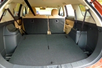 מבחן רכב מיצובישי אאוטלנדר 2013. שבעה מושבים, שורה שלישית מתקפלת לגמרי או בחלקה. הכניסה לא הכי נוחה אבל המרווח סביר בהחלט אפילו לבוגר. צילום: פז בר