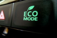 מבחן רכב מיצובישי אאוטלנדר 2013. שבעה מושבים, מצב ECO מעלה את יחס ההעברה בתיבת ההילוכים הרציפה ומשנה את מפת ניהול המנוע לחסכון מירבי בדלק.  צילום: פז בר