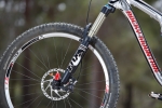 מבחן אופניים rocky mountain altitude 750. איכות ויכולת: מזלג 34 מ"מ מעולה של FOX אוחז בסט גלגלים מוצק מאוד שיוצר לפי מפרט מיוחד של רוקי. נאבות שימאנו SLX, מעצורים 180 מ"מ SLX. צילום: תומר פדר