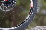 מבחן אופניים rocky mountain altitude 750. סט הגלגלים הזה נהדר ויוצר לפי מפרט של רוקי מאונטיין. הוא תרום רבות לתחושה המוצקה של האופניים. הצמיגים של קונטיננטאל ברוחב 2.4 והיו נהדרים ועמידים בפני תקרים. צילום: תומר פדר