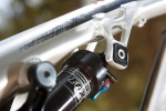 מבחן אופניים rocky mountain altitude 750. תושבת בולם עליונה אקצנטרית - RIDE-9 - מאפשרת שינוי של שיכוך וגיאומטריה בעשרות צורות נוספות. עד 2 מעלות בזווית ההיגוי. מאד מורגש! צילום: תומר פדר