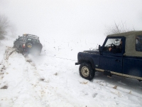 4X4 בשלג. גם טובי הג\'יפאים עלולים למצוא עצמם נעוצים בשלג בוגדני. השלג הופך תוך שניות לקרח מוצק, ורק כננת תוציא אותך מהמלכודת. צילום: רמי גלבוע