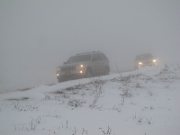 4X4 בשלג. הערפל מקשה על הראות, השלג הלבן מתעתע; יש להדליק אורות, ולנהוג בזהירות. צילום: רמי גלבוע