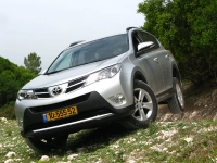 מבחן רכב טויוטה RAV 4. יפה לו בשטח, יפה גם בעיר. פגושים וחצאיות שחורות - כלולות במחיר. צילום: רוני נאק