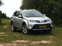 מבחן רכב טויוטה RAV 4. יפה לו בשטח, יפה גם בעיר. פגושים וחצאיות שחורות - כלולות במחיר. צילום: רוני נאק