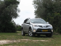 מבחן רכב טויוטה RAV 4. יפה לו בשטח, יפה גם בעיר. פגושים וחצאיות שחורות - כלולות במחיר. צילום: רוני נאק