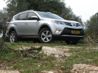 מבחן רכב טויוטה RAV 4. יפה לו בשטח, יפה גם בעיר. פגושים וחצאיות שחורות - כלולות במחיר. צילום: רוני נאק