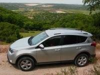 מבחן רכב טויוטה RAV 4. ה-RAV 4 החדש עדיין מסוגל יהיה להביא אתכם למקומות יפים כמו זה ובדרך לשם יצרוך כ-10 ק\"מ/ל\' צילום: רוני נאק