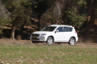 מבחן רכב טויוטה RAV 4. דור שלישי טויוטה RAV 4, כאן במבחן רכב לאתר שטח. מערכת הנעה חסכונית בדלק ובביצועים. היגוי אקטיבי למניעת תאונה - השטח נותר מאחור. צילום: פז בר