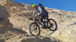 מבחן אופניים ברגמונט טריילסטר 7.0 פלוס. צמיגי 27.5 פלוס ברוחב 3.0 אינטש, קיט אביזרים חכם ועמיד, ושלדה עם דינאמיקה מעניינת. 15,300 שקלים לפני מבצעים או הנחות. בתמונה המון בטחון במורדות ודרדרות בזכות תוספת האחיזה של הצמיגים. צילום: רוני נאק
