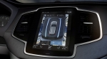 וולוו מציגה את XC90 החדש. בטיחותי מתמיד עם שלל מערכות אקטיביות ופאסיביות למנוע ולשרוד תאונה. 7 מושבים, מערכת הנעה היברידית עם 400 כ"ס והמון עור ועץ. צילום: VOLVO