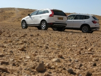 מבחן רכב משווה וולוו XC60 מול ב.מ.וו X3. מאחור אפשר לקבל מושג גם על חלל הפנים. מרווח יותר ב-ב.מ.וו X3, קומפקטי יותר ב-וולוו XC60. צילום: רוני נאק