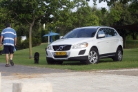 מבחן רכב משווה וולוו XC60 מול ב.מ.וו X3. וולוו XC60 איכותי ולא מושך יותר מדי תשומת לב. חסר עידון בעיר ובידוד רעשים יכול להיות טוב יותר. צילום: פז בר