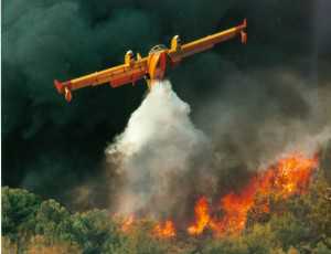 מטוס כיבוי אש בפעולה. במוברדייה 415 צילום:בומברדייה