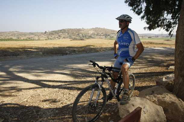 אופני סגל במבחן שטח. בשטח הספר שבין הסינגל לשביל הפתוח - אופני סגל מבריקים יותר בכיסוי מרחקים במהירות ונוחות צילום: פז בר - ברקע תל צפית!