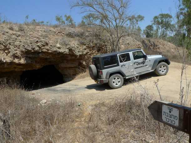 מסלול טיול שטח מחצבת הכורכר בשמורת גברעם. ג'יפ רנגלר מדגים צילום: פז בר